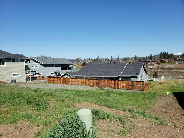 135 Hidden Valley Dr, Eagle Pt, OR 97524