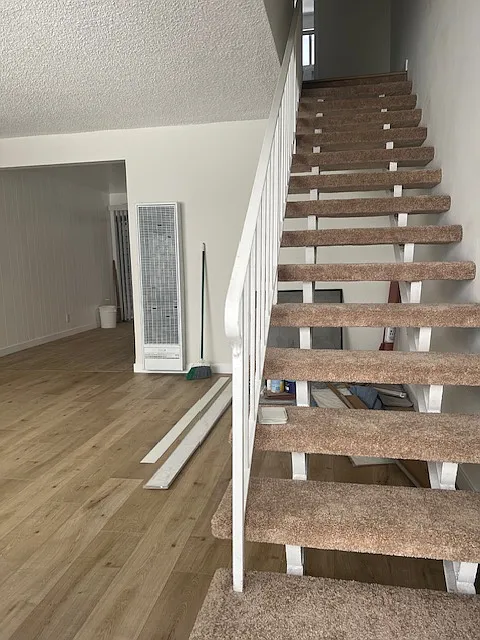 1147 Irving Ave — Photo 2
