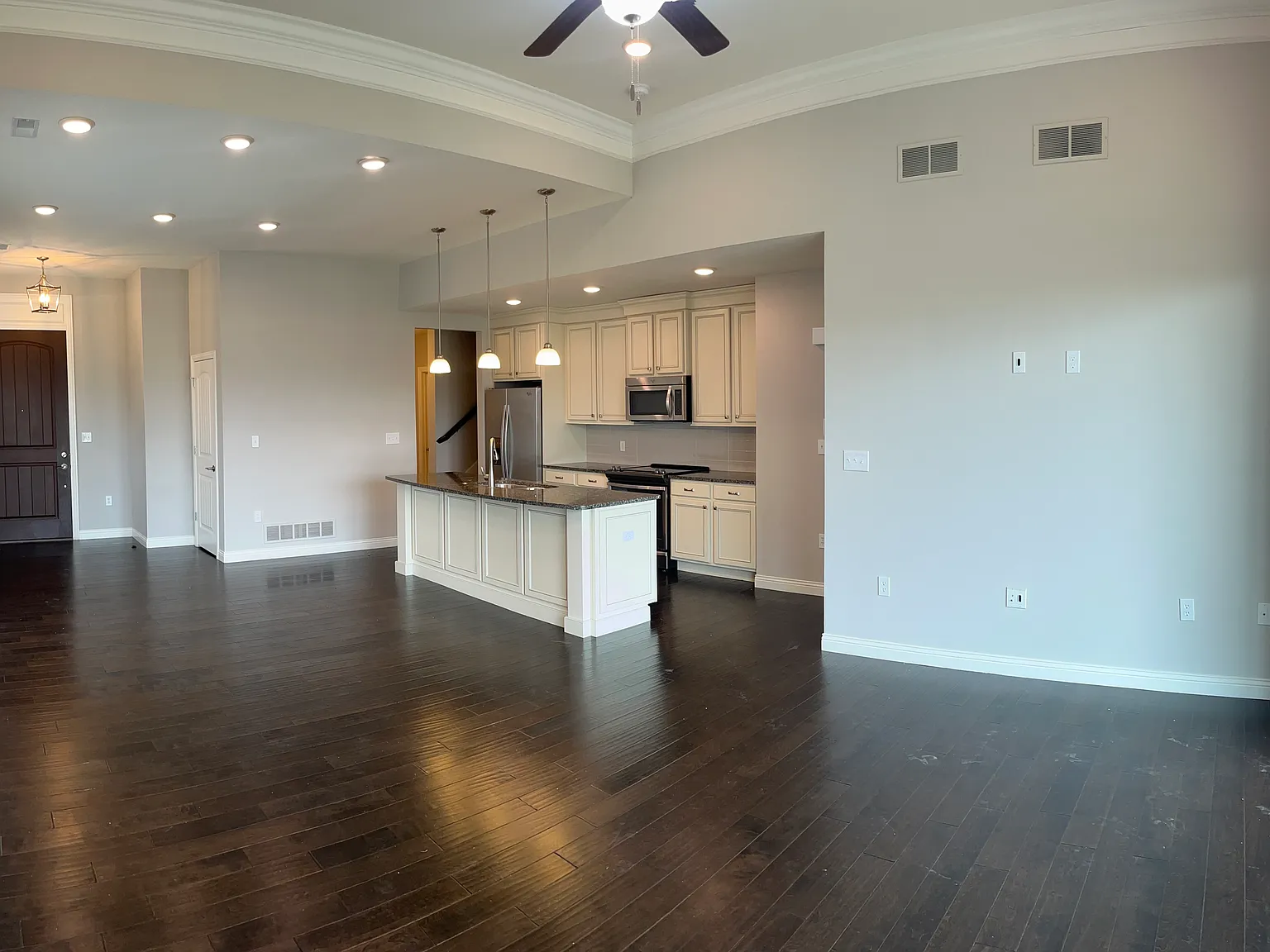 3 bed, 2.5 bath, 2270 sqft, $2,500 — Photo 1
