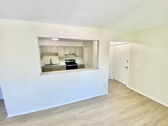 5th image of 1675 Crestwood Dr #N