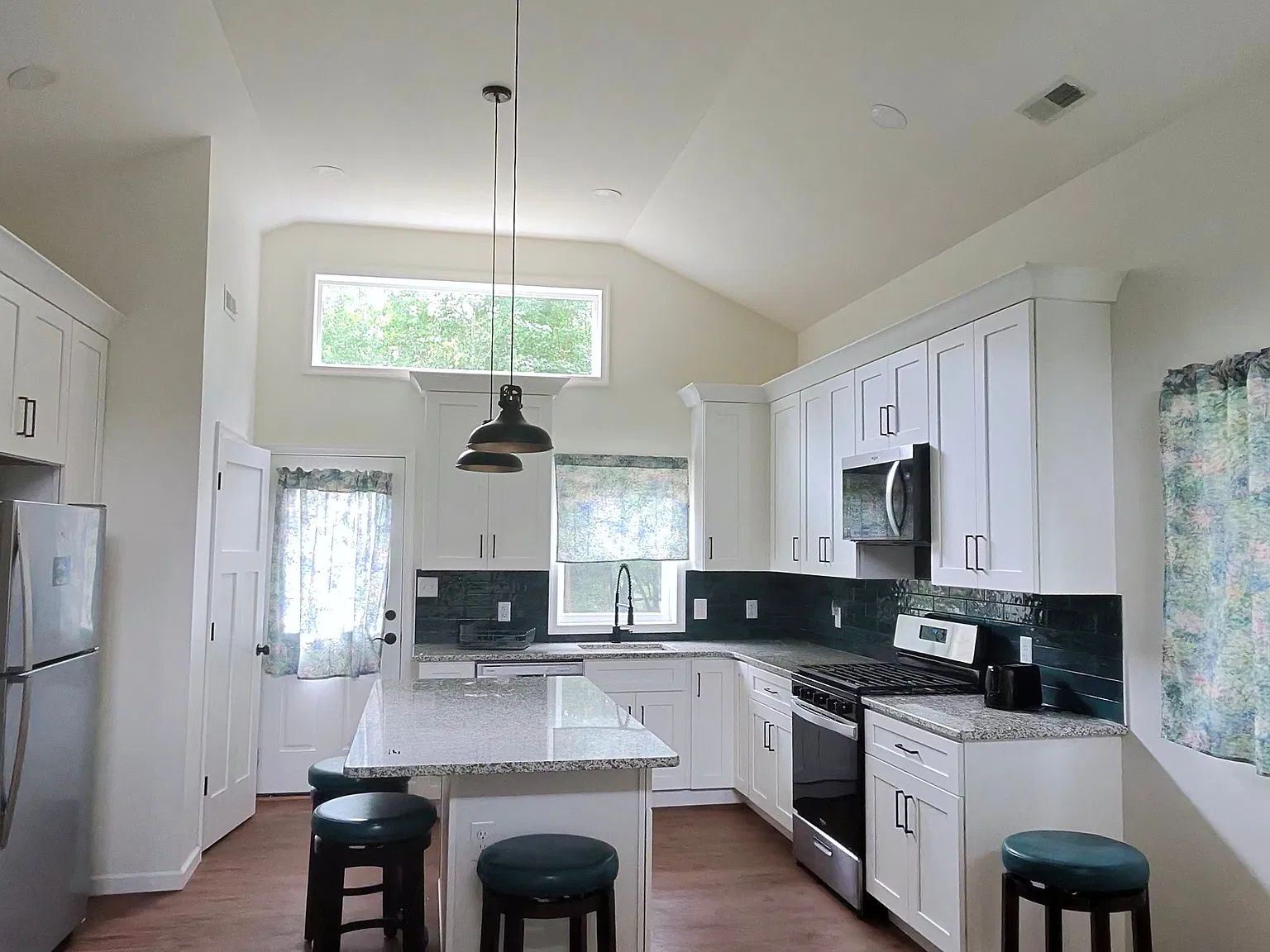 5 bed, 2400 sqft, $2,500 — Photo 4