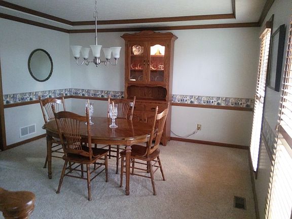Dining room with new carpet