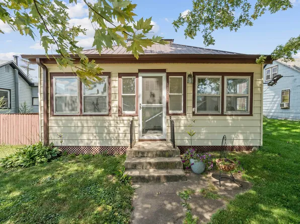 110 E Linn St, Coggon, IA 52218