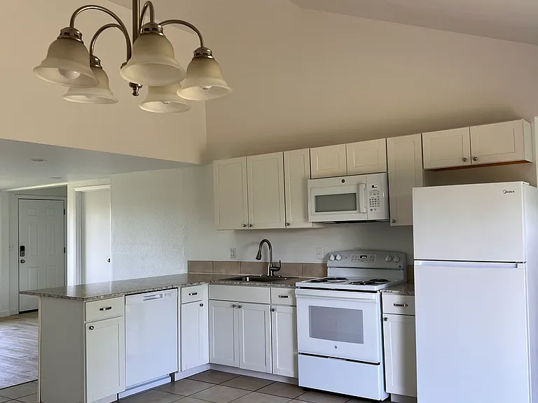 916 6th Ave SW #A — Photo 2
