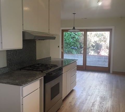 4th image of 930 Edgecliff Way