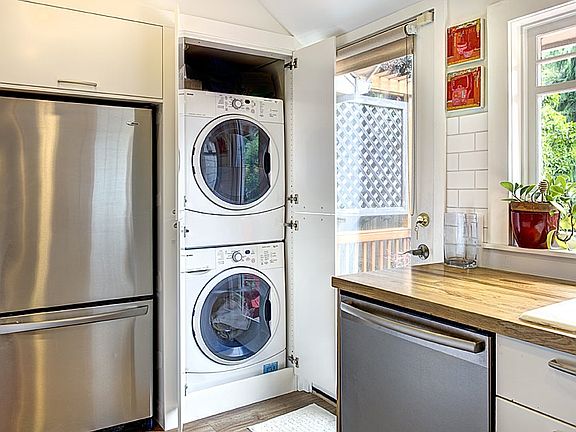 washer/dryer on main floor! Priceless!