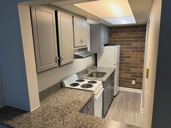 3rd image of 1405 Chicago St APT 13