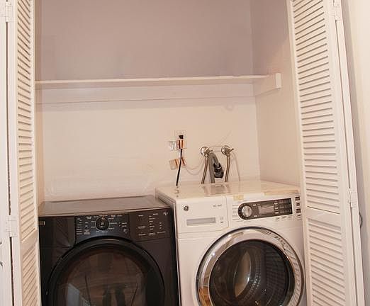 3rd image of 13331 Moorpark St APT 312