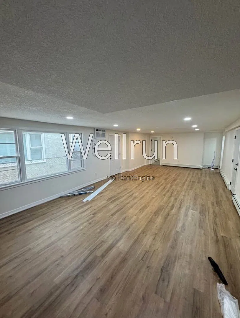 4 bed, 1.0 bath, 1300 sqft, $2,300 — Photo 3