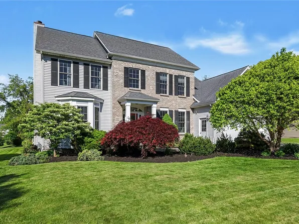 222 Gallant Fox Ln, Webster, NY 14580