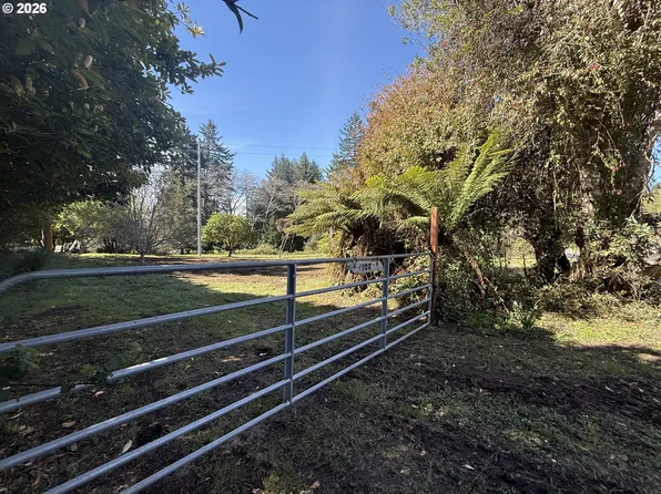 1300 Hampton Rd, Brookings, OR 97415