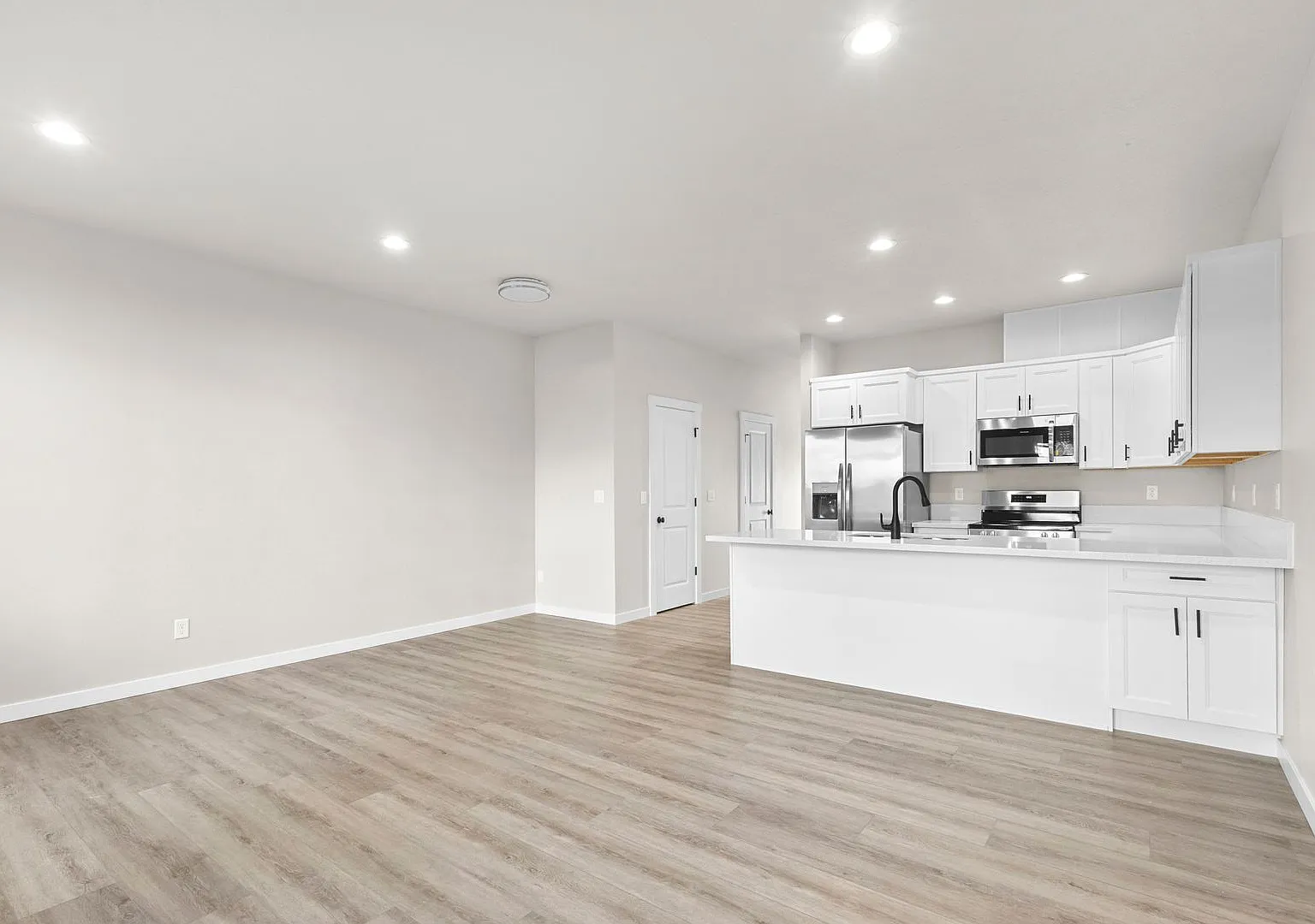 Brand New 3 Bedroom 2.5 bath Triplexes — Photo 4