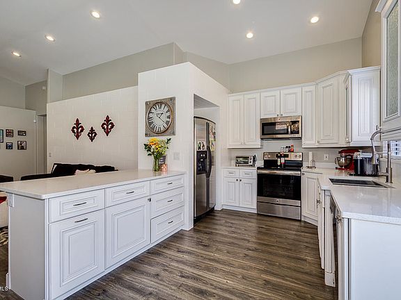 3rd image of 5136 E Catalina Ave