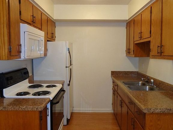 3rd image of 9624 1st Bay St APT 4