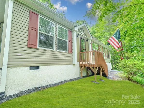 225 Opal Dr, Whittier, NC 28789