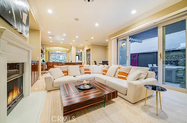 4 bed, 4.5 bath, 3860 sqft, $12,000 — Photo 3