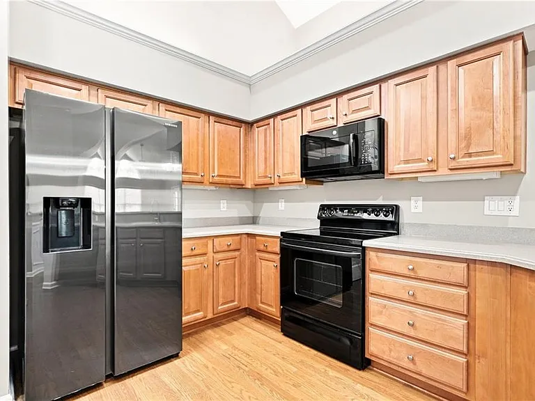 3204 Village Ln — Photo 18