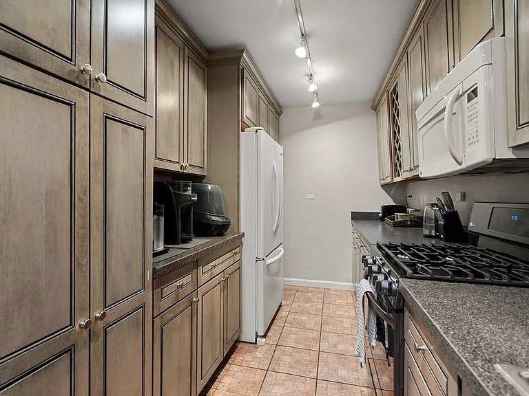 2 Hawthorne Pl #17M — Photo 14