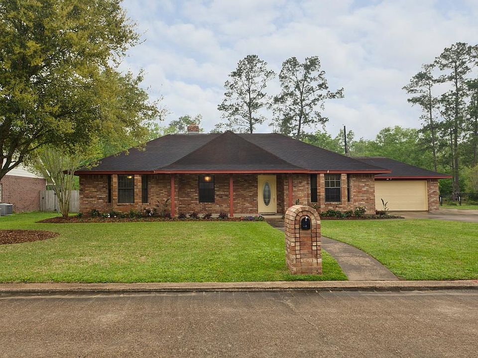 Welcome home to 13 Finetta Alvin Texas.