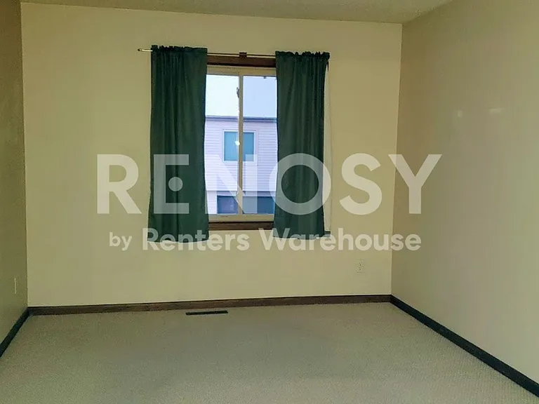 2323 Amberwood Dr — Photo 10