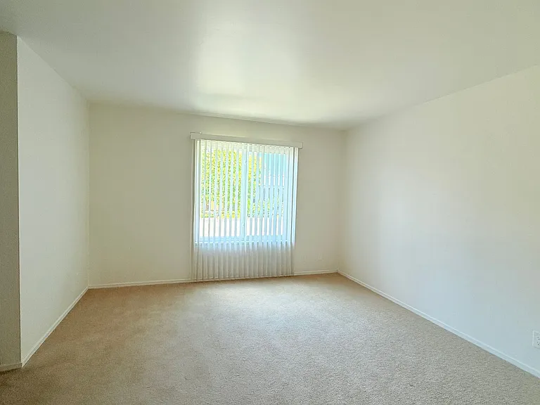 1033 Fontana Dr — Photo 12