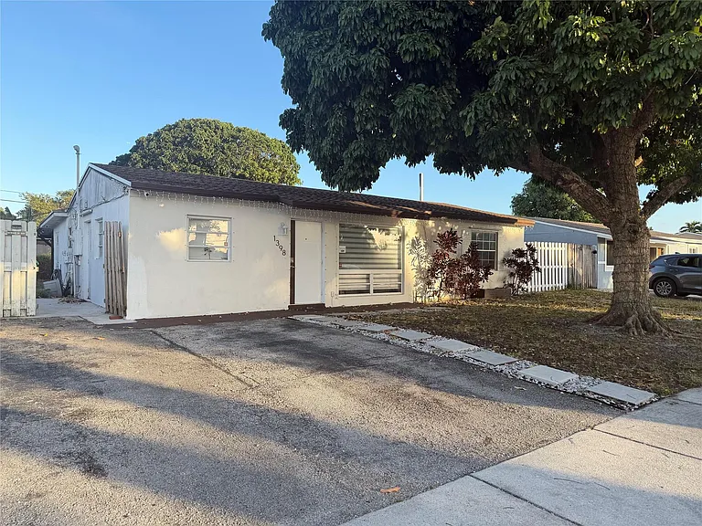 1398 SW 47th Ter — Photo 3