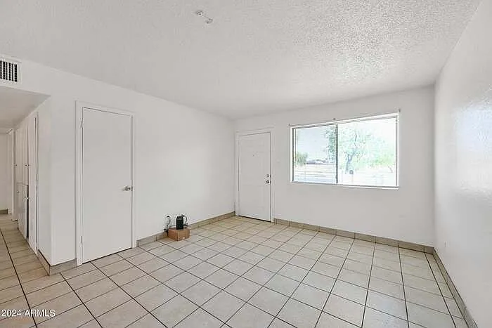 3 bed, 1.5 bath, 1110 sqft, $1,260 — Photo 3
