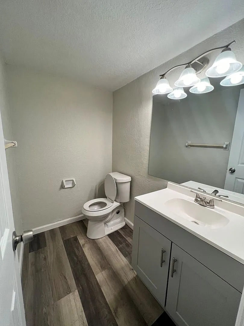 Fully Remodeled 1 Bedroom Condo in 55+ Community — Photo 4