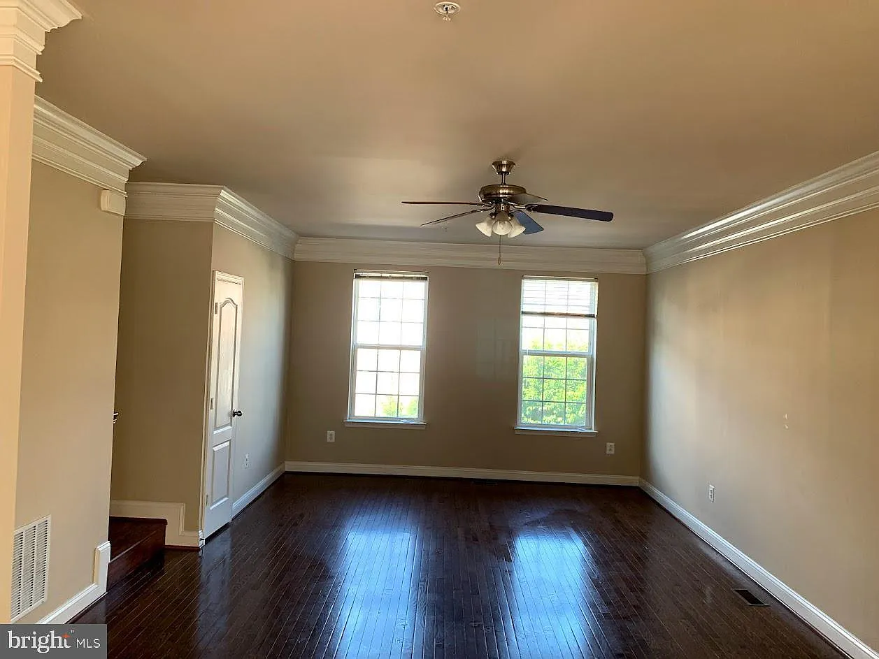 3 bed, 3.5 bath, 1940 sqft, $3,150 — Photo 2