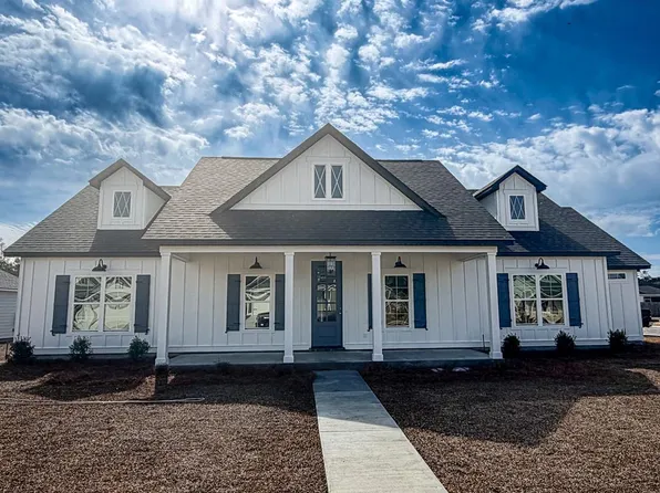 216 Barry Field Cir, Hahira, GA 31632