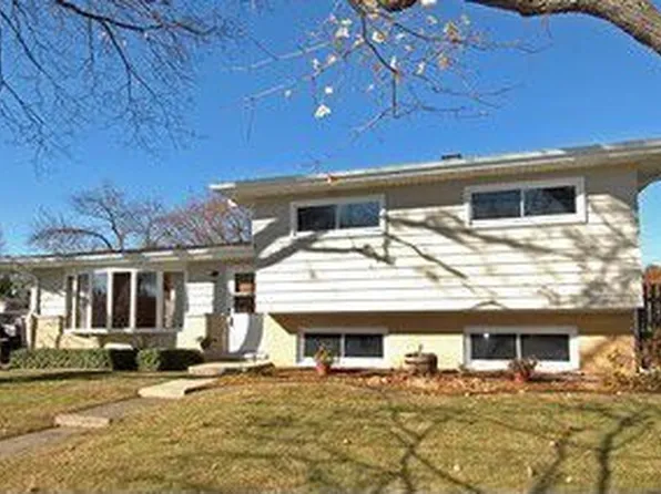 537 S 5th St, Dundee, IL 60118