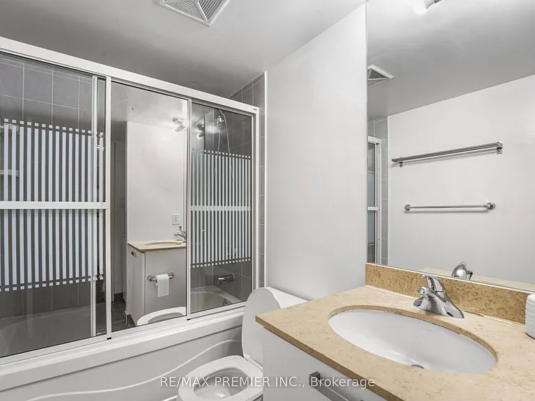 37 Grosvenor St #610 — Photo 12