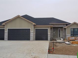 18320 Cheyenne Rd, Omaha, NE 68136