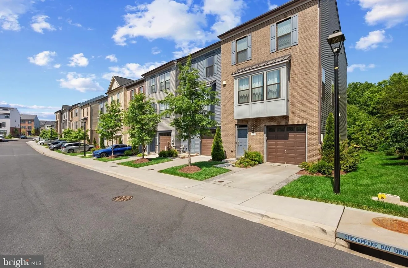 3 bed, 3.5 bath, 2500 sqft, $3,500 — Photo 3