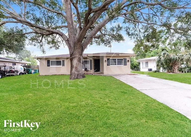 1795 Suffolk Dr — Photo 1