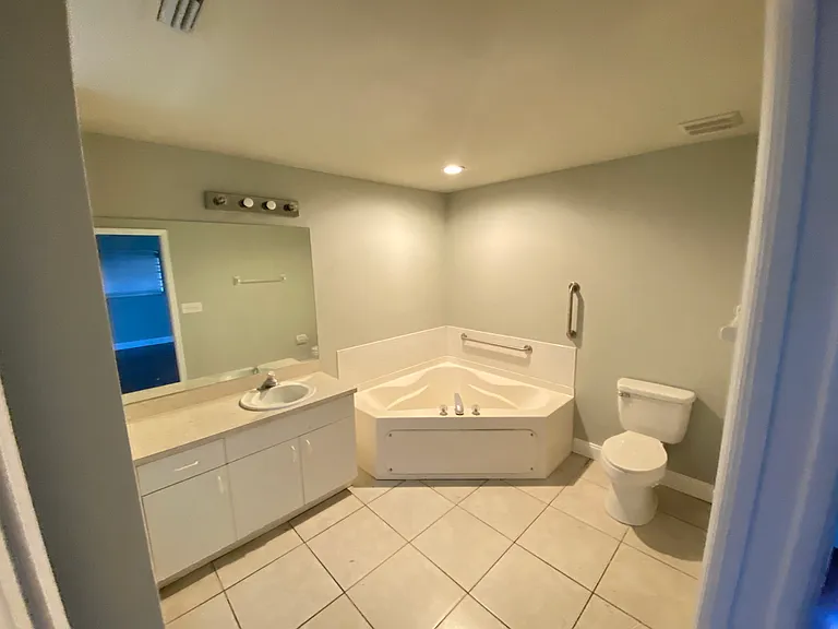 413 NW 16th Pl — Photo 11