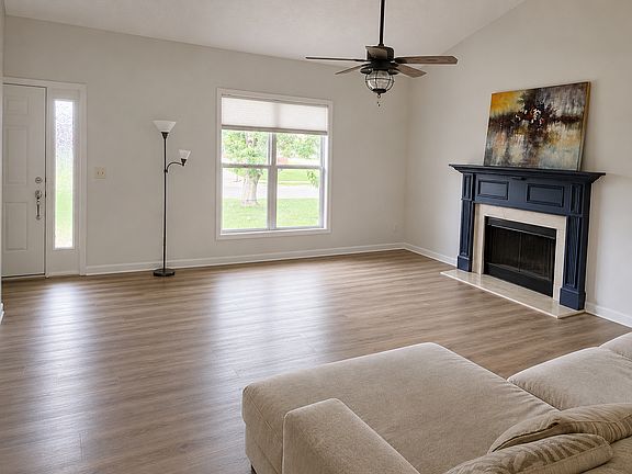 3rd image of 422 W Winterberry Trl