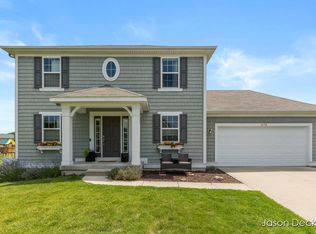 672 Highlander Dr NE, Rockford, MI 49341