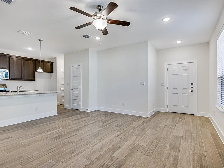 450 Parkline Dr — Photo 2