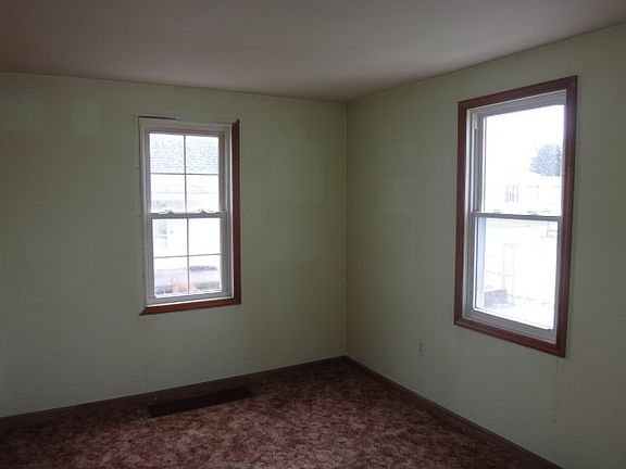 3rd image of 851 W Fairview St