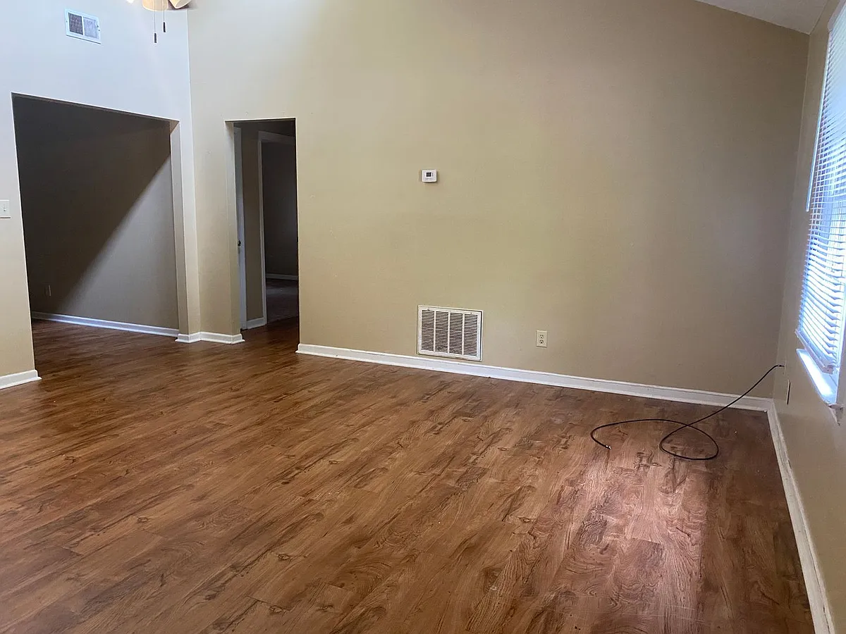 Building Photo - 150 Creekwood Dr