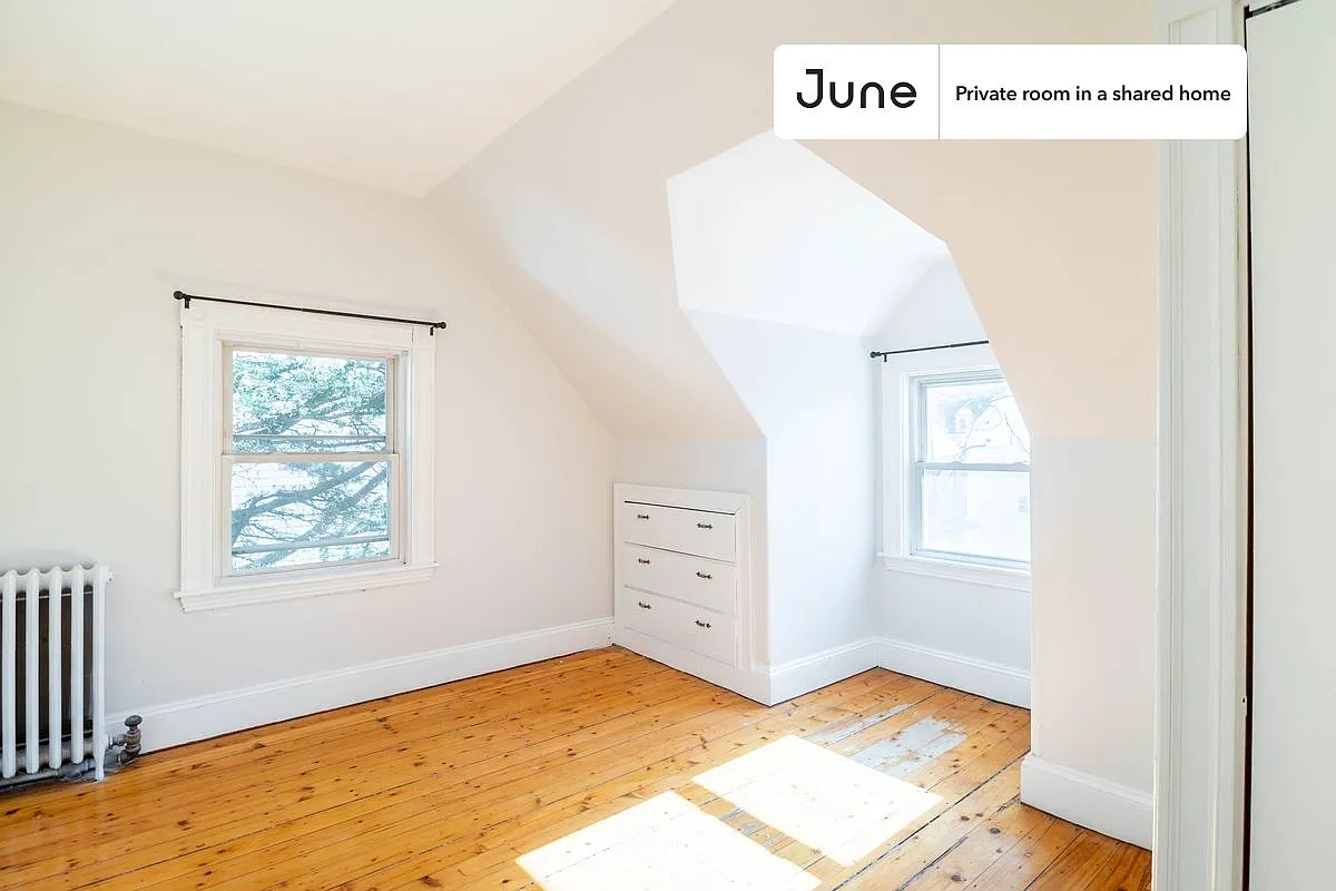 Full bedroom in 7 bed/2 bath home in Brighton #1517 G — Photo 2