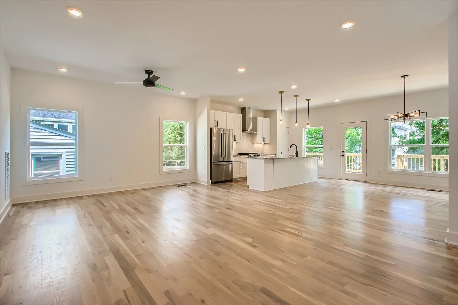 3 bed, 2.5 bath, 1976 sqft, $3,200 — Photo 4