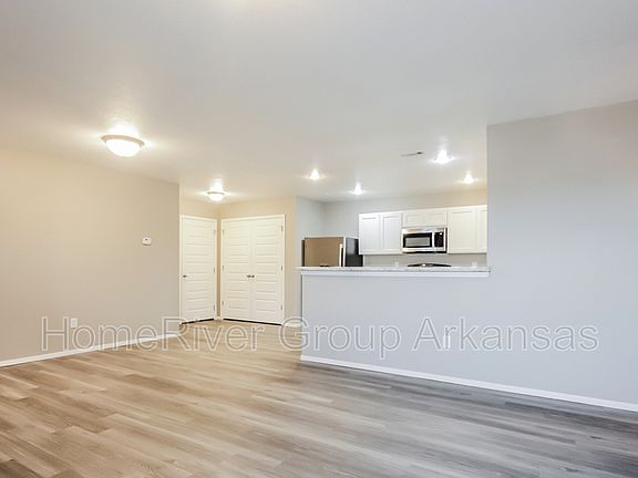 4th image of 245 N Broadway Dr
