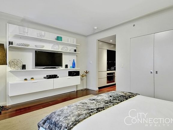 3rd image of 55 Wall St APT 812