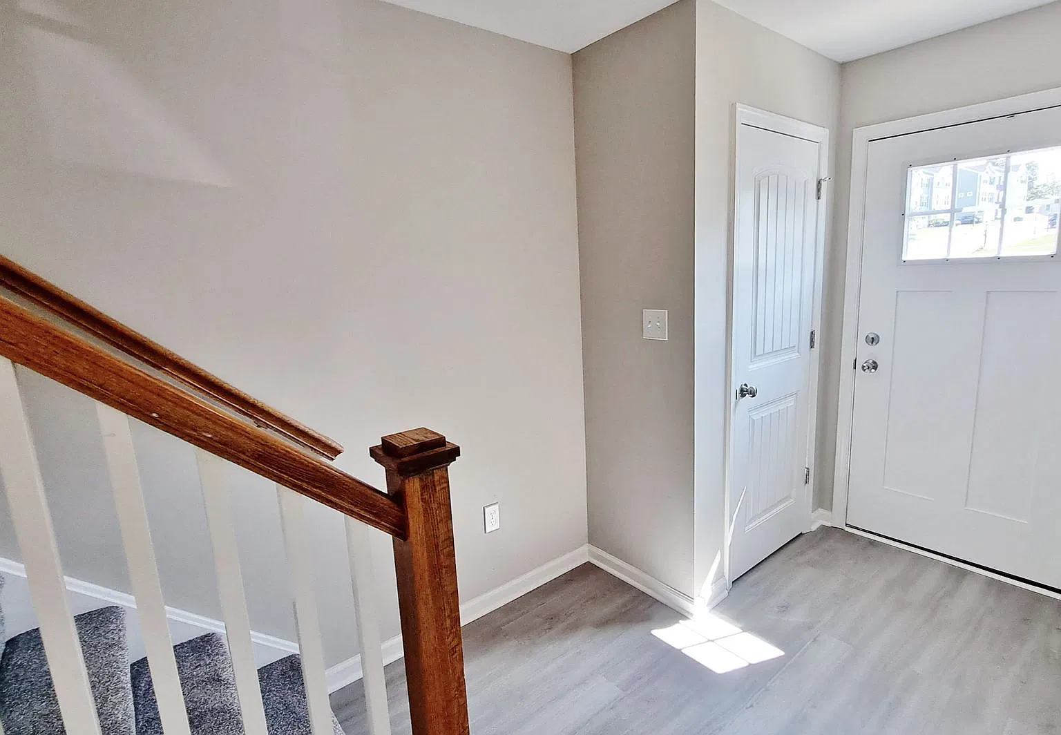 3 Bed / 2-1/2 Bath Single Family Townhome w/1-Car Garage — Photo 3