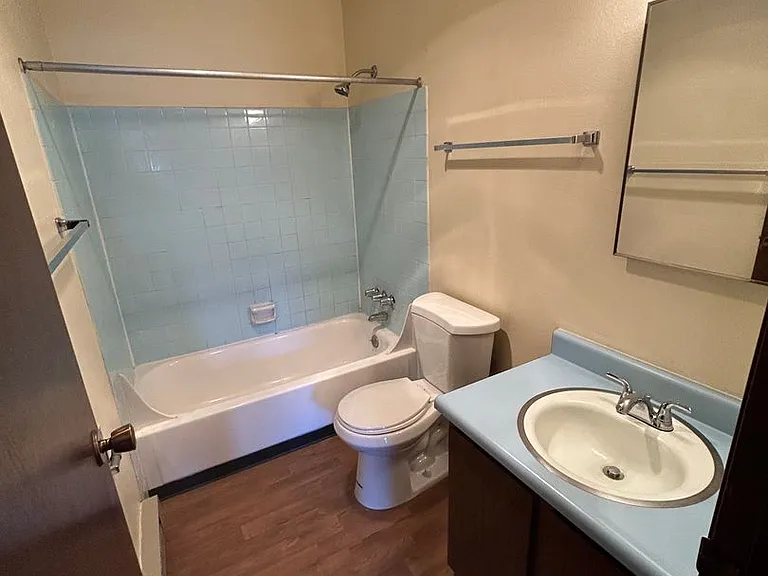 230 W Broadway St — Photo 10