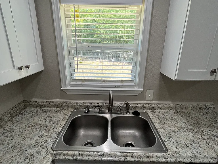 1809 Sycamore Dr — Photo 11