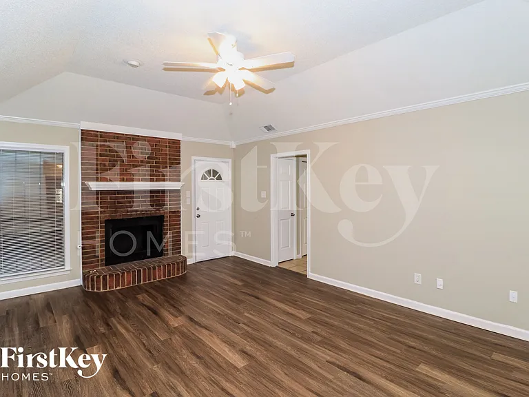 2515 Laurelcrest Dr — Photo 3