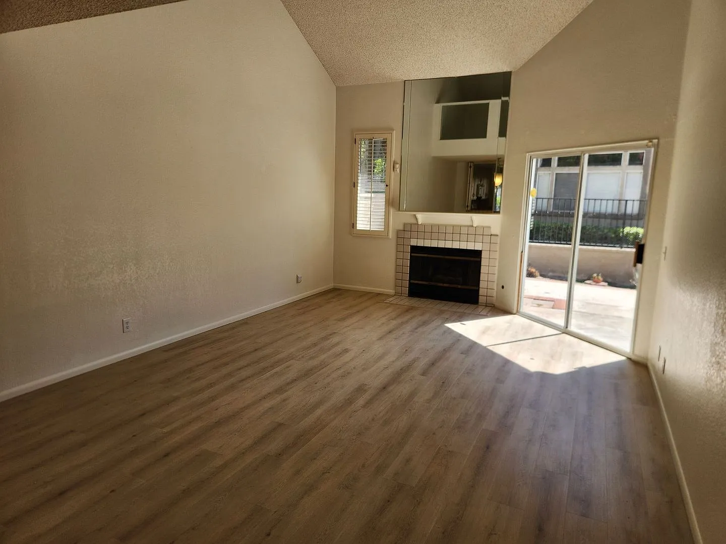 Nice Townhouse in Mission Viejo! New paint & carpet! — Photo 3